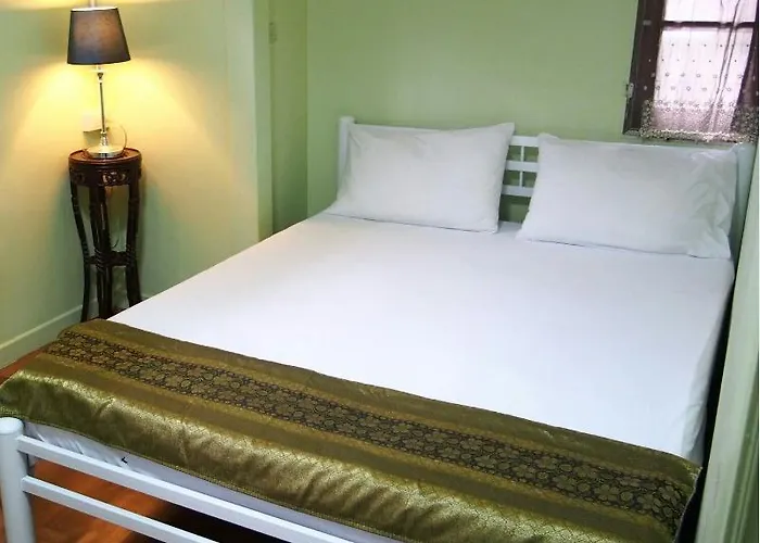 Baan Chanasongkram Hostal *